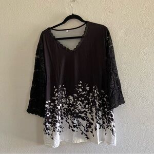 Beautiful 3/4 sleeve blouse with lace sleeves
